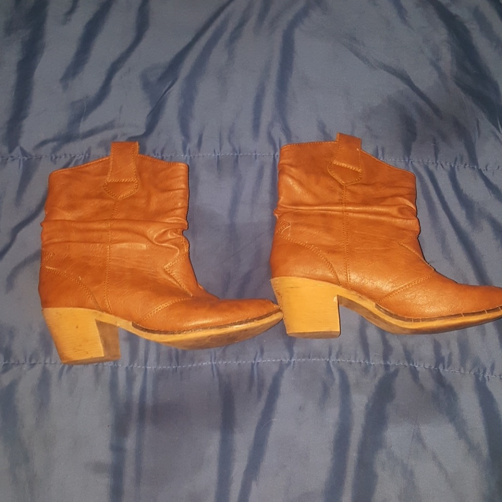 Women's low cut boots