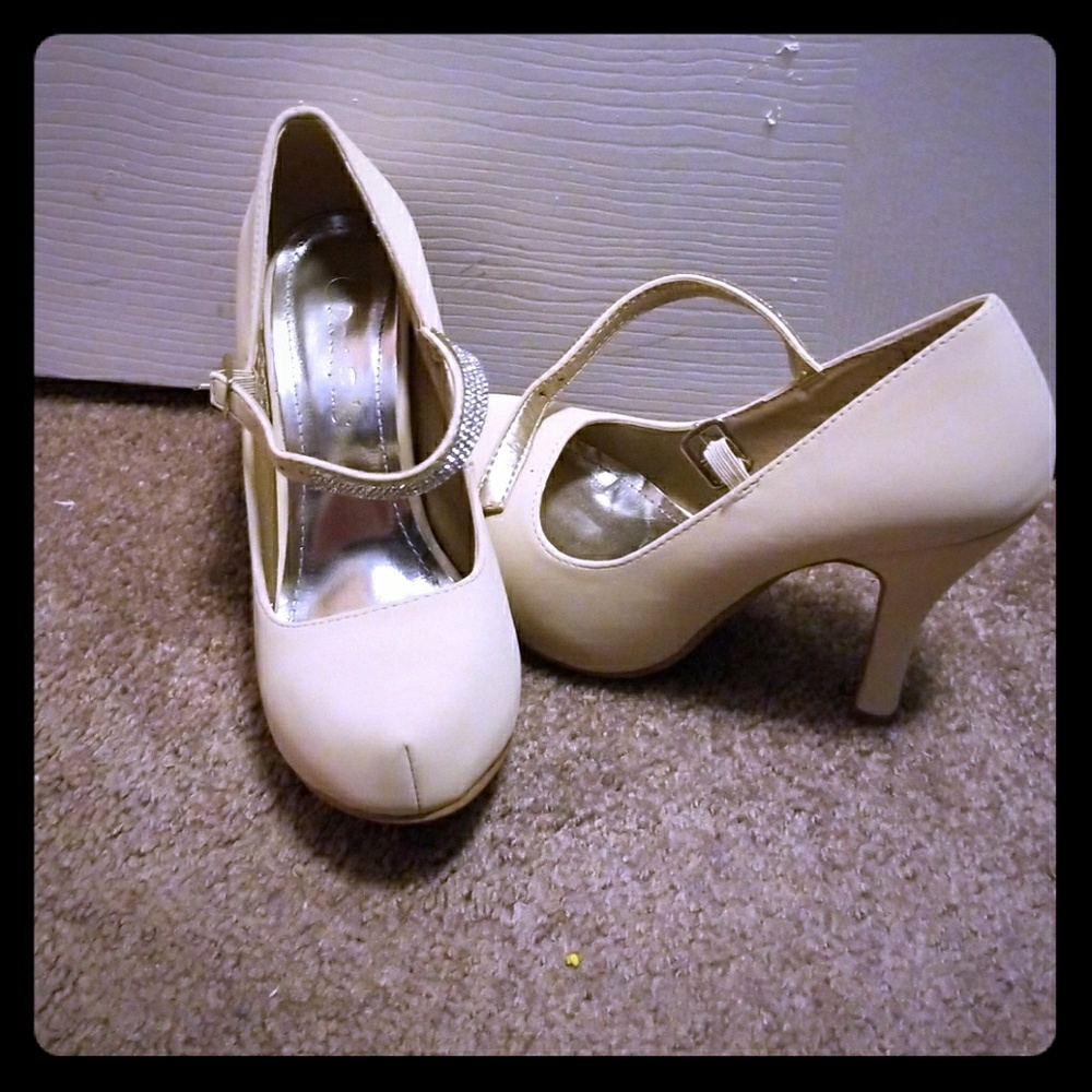 Nude pumps with diamond strap