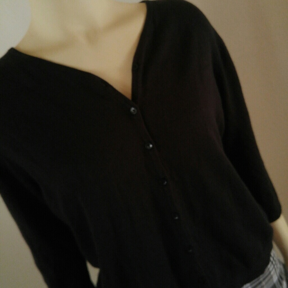 ✴️SOLD✴️. Crop button up sweater