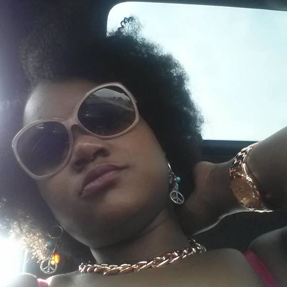 Meet your Posher, Nicole - Picture 1 of 1