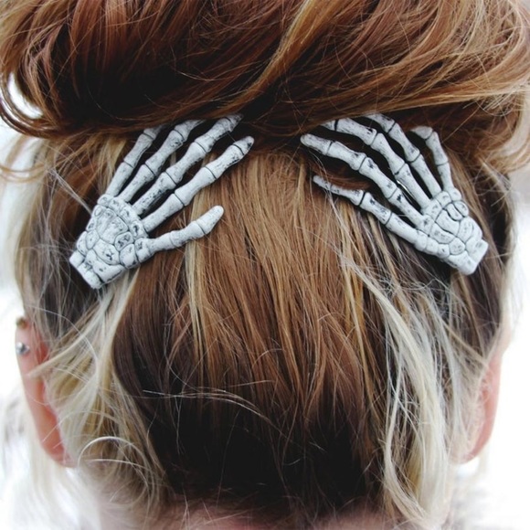 Large Skeleton Hand Hair Clips - Picture 6 of 9