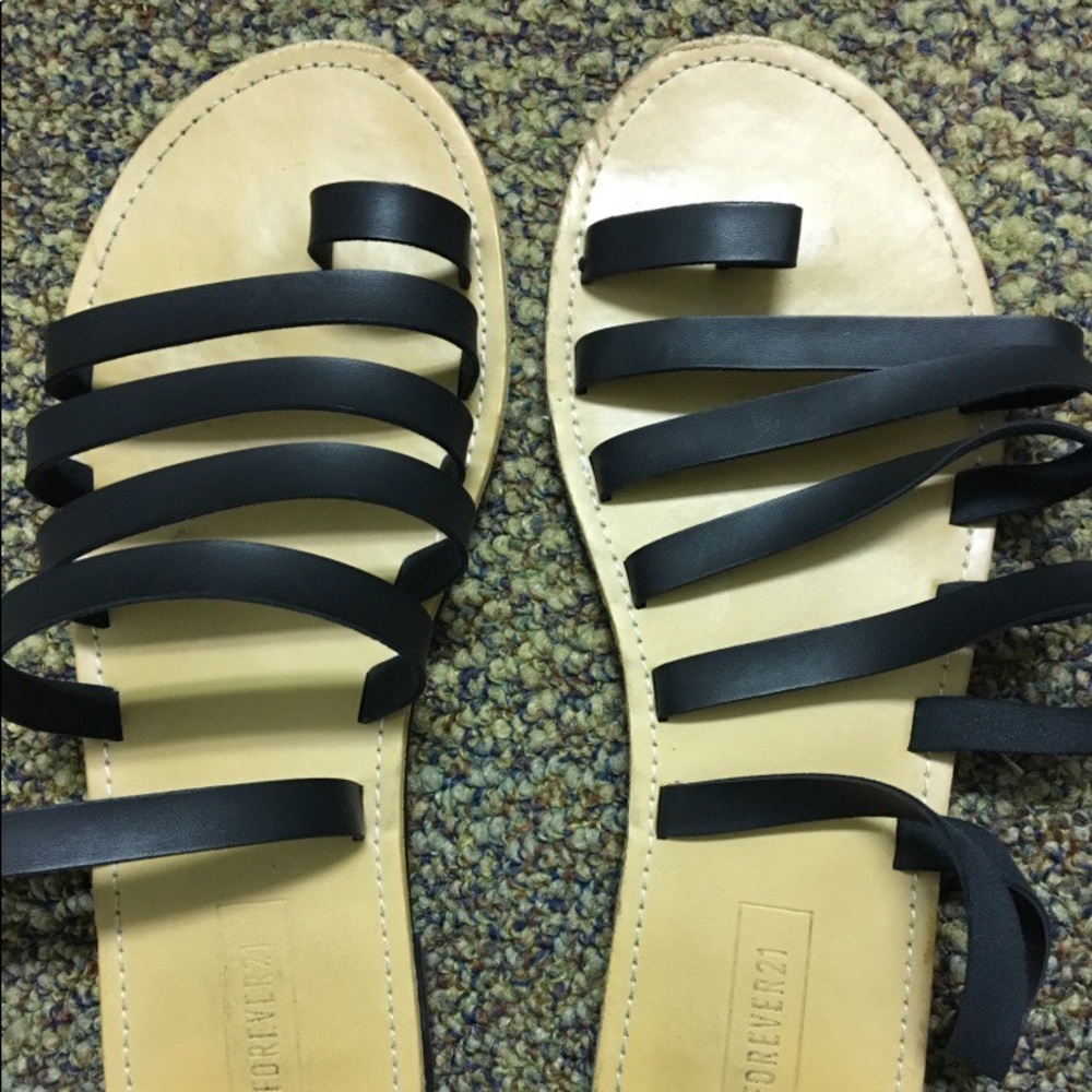 Forever 21 black toe-loop sandal
