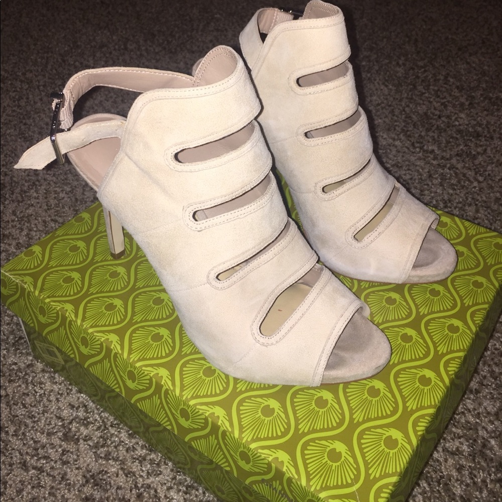 Suede beige Gianni Bini heels