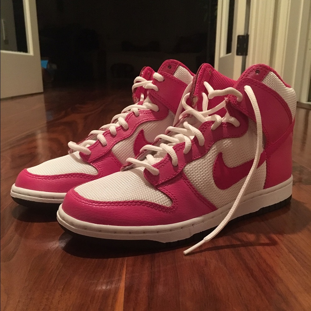 BRAND NEW Women's Nikes Size 6
