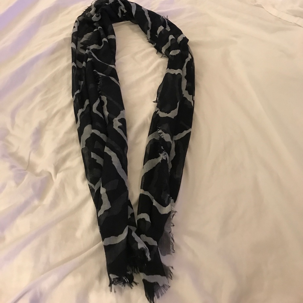Black & white scarf