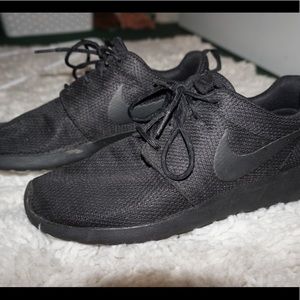 NIKE All black Nike roshe