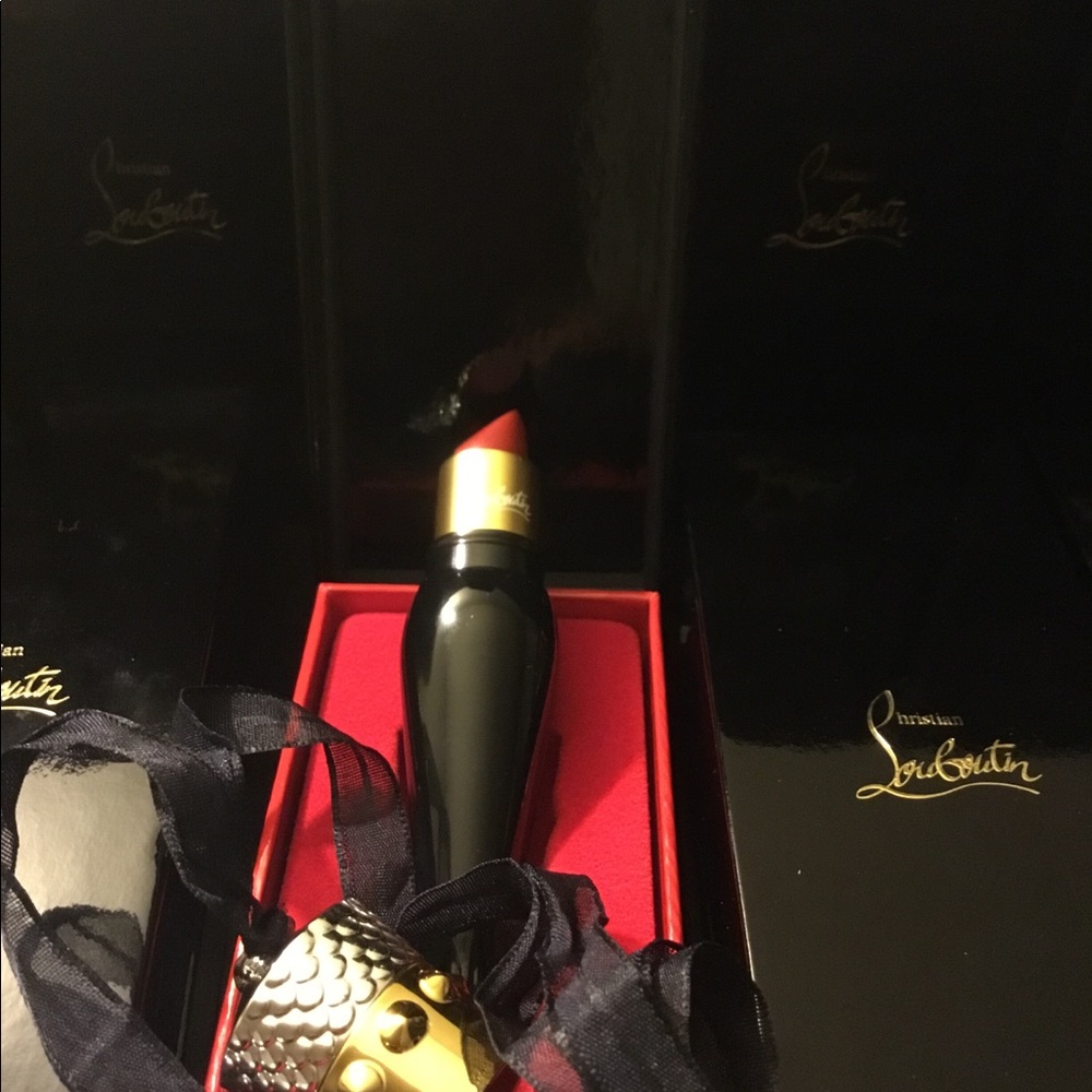 Christian Louboutin - Picture 2 of 4