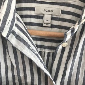 J. CREW GRAY AND WHITE STRIPED BUTTON DOWN J. CREW GRAY AND WHITE STRIPED BUTTON DOWN