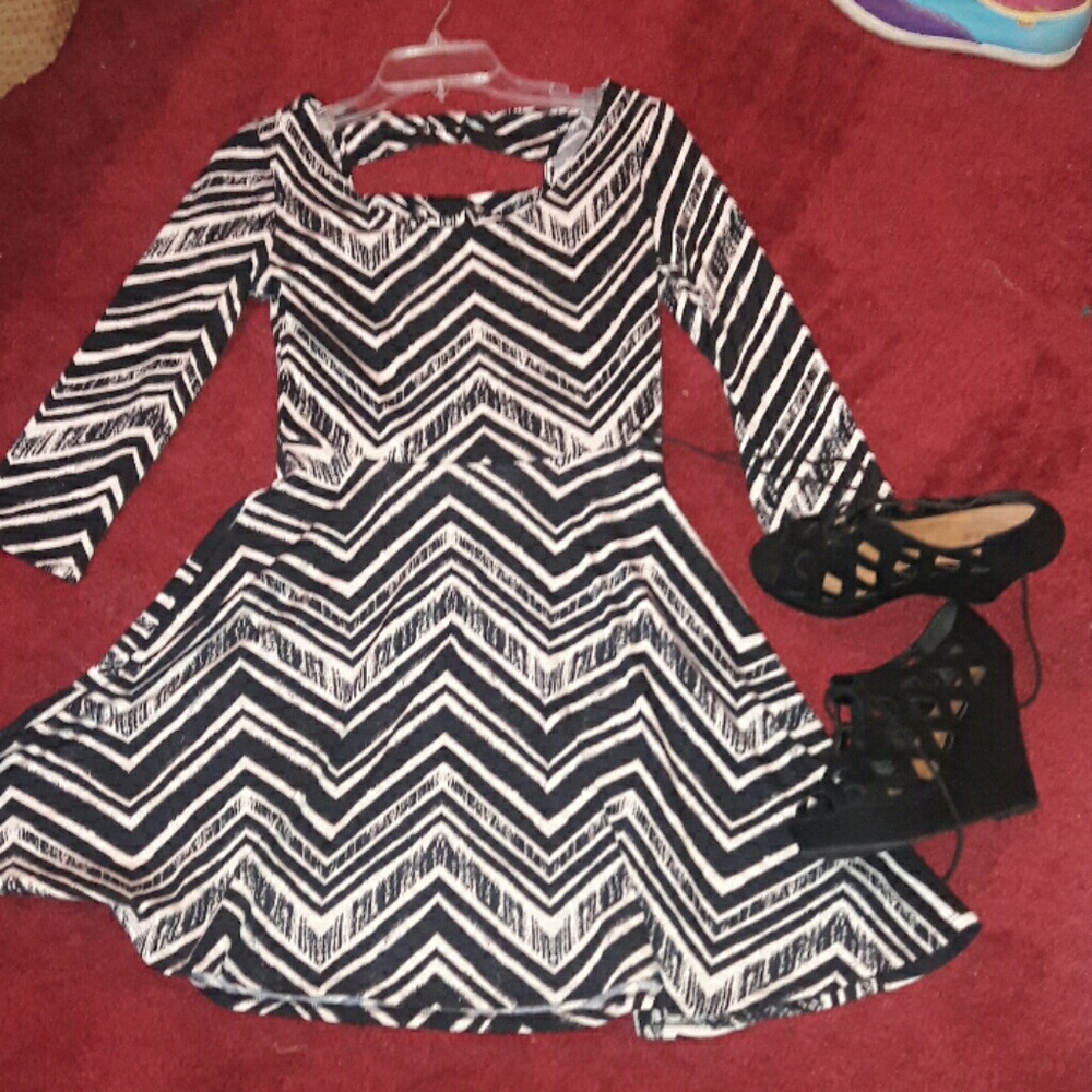 😍BNWT long sleeve flare dress