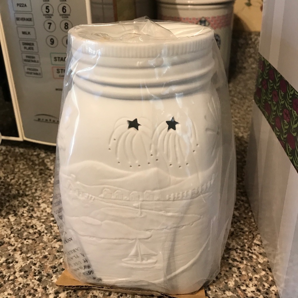 Scentsy Celebrate Warmer New