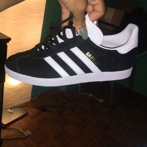 ADIDAS GAZELLE WOMENS SIZE 7 (WORN ONCE)