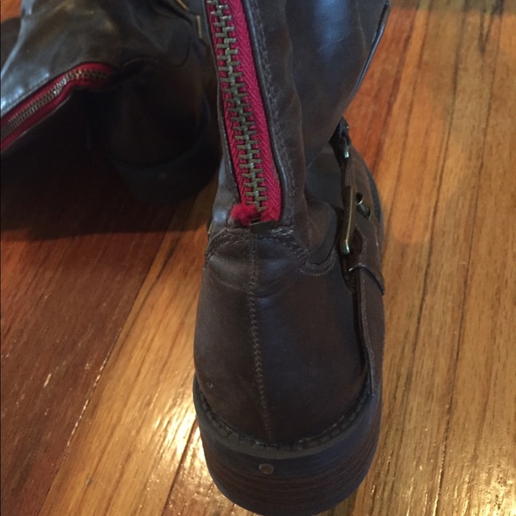 KensieGirl Women's Gianno Knee Boot - Picture 3 of 3