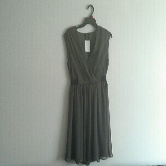 H&M flowy olive sleeveless dress - Picture 1 of 2