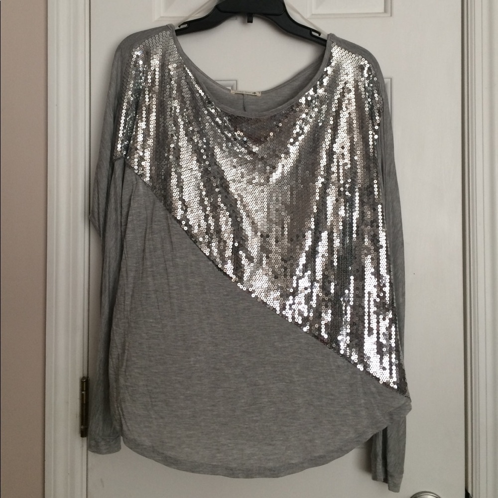 “Cedar Tree” Women Gray/Silver Long Sleeves Top. M