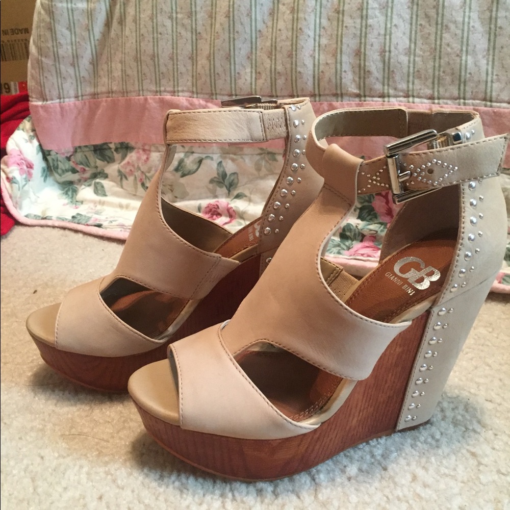 Never worn Gianni Bini wedges.