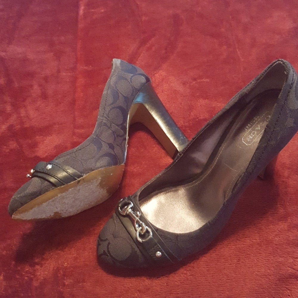 You need these shoes.. 👣👠👠👠Coach shoes