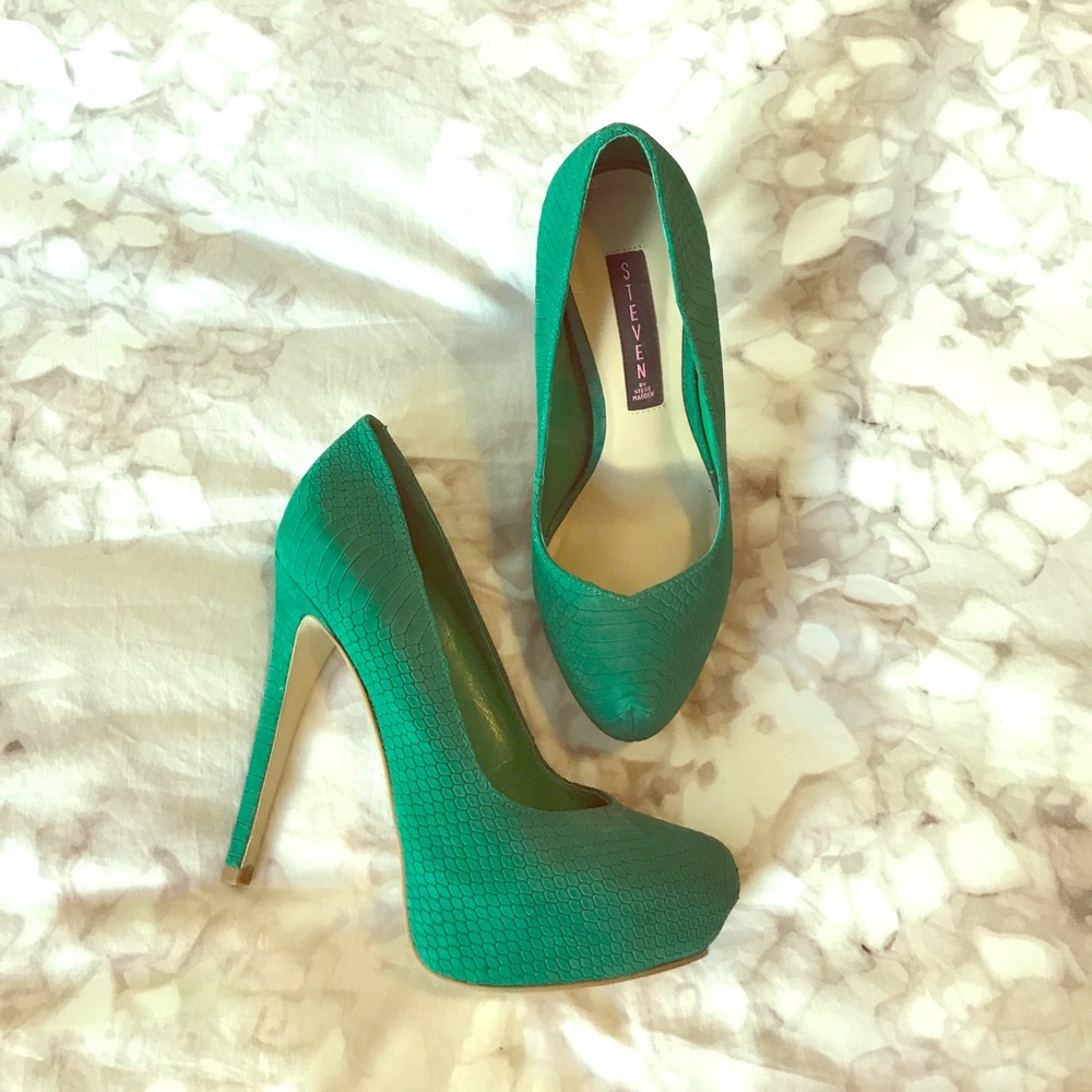 Green snakeskin STEVEN by Steve Madden pumps