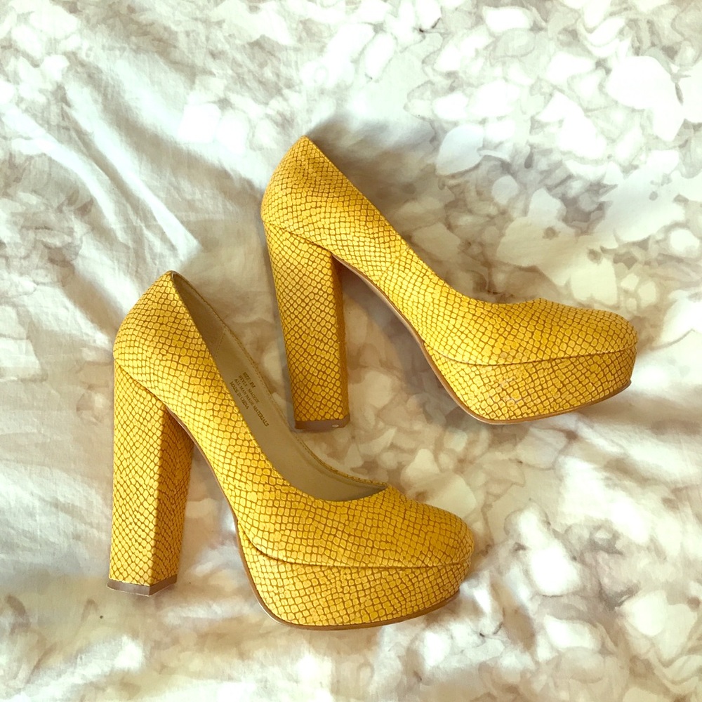 Mustard yellow block heel snakeskin pattern pumps