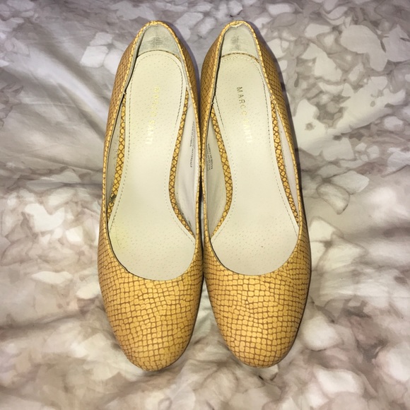 Mustard yellow block heel snakeskin pattern pumps - Picture 2 of 8