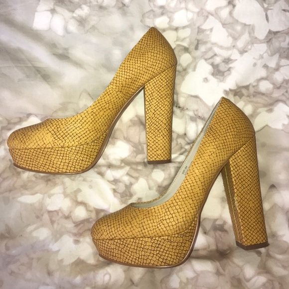 Mustard yellow block heel snakeskin pattern pumps - Picture 3 of 8