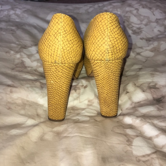 Mustard yellow block heel snakeskin pattern pumps - Picture 4 of 8