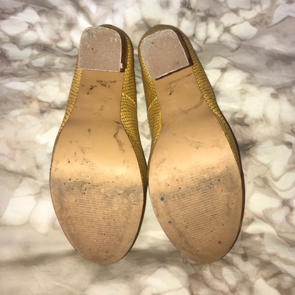 Mustard yellow block heel snakeskin pattern pumps - Picture 5 of 8