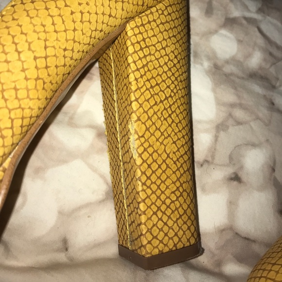 Mustard yellow block heel snakeskin pattern pumps - Picture 6 of 8