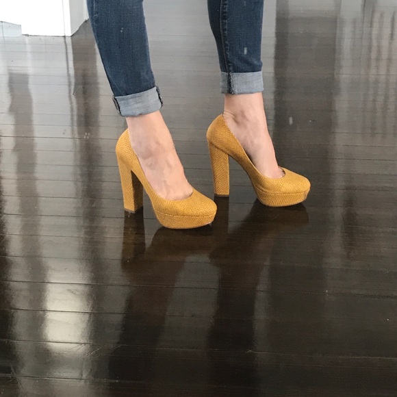 Mustard yellow block heel snakeskin pattern pumps - Picture 7 of 8