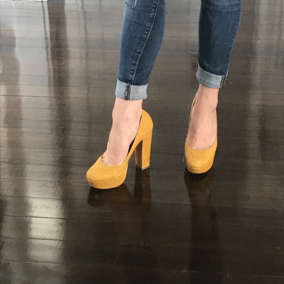 Mustard yellow block heel snakeskin pattern pumps - Picture 8 of 8