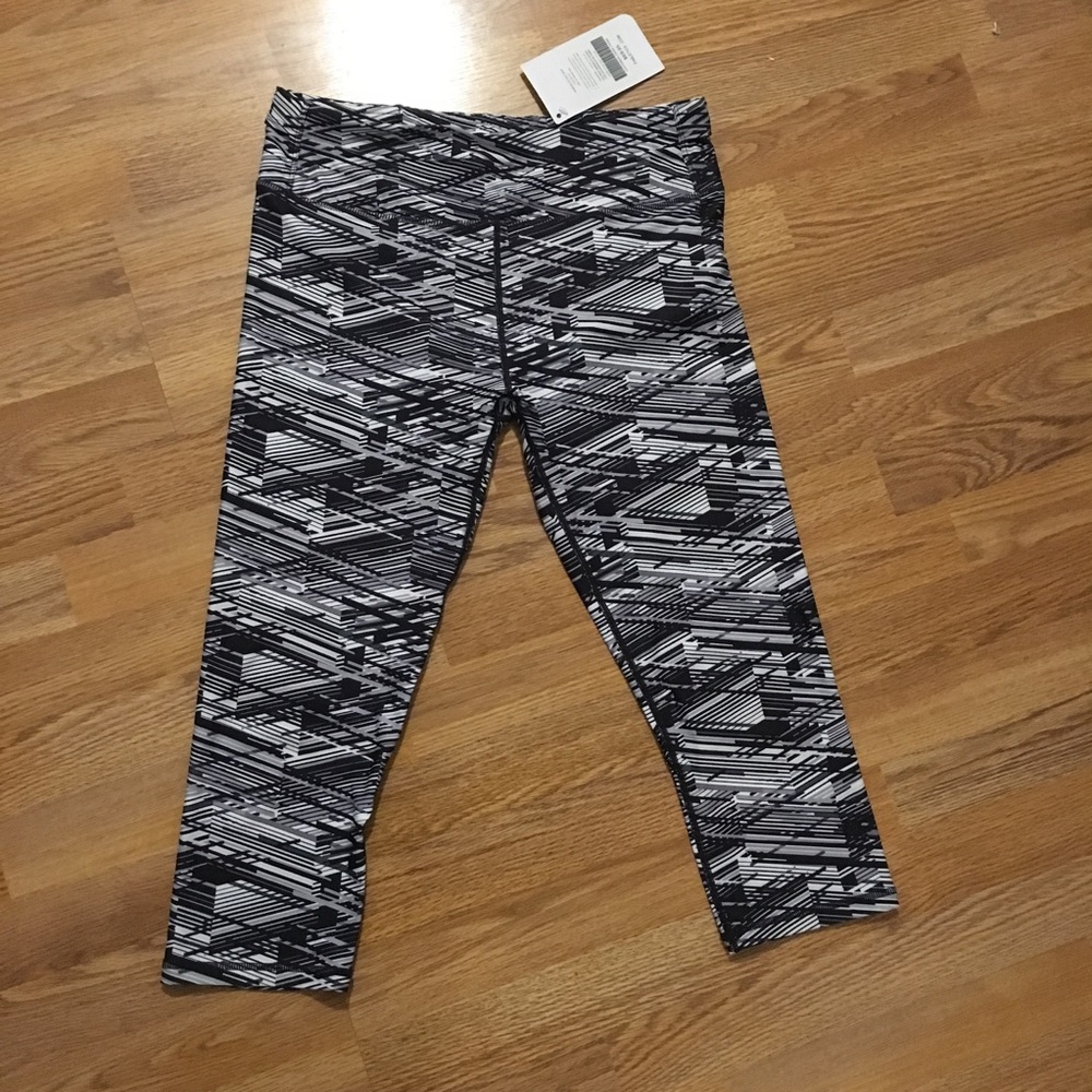 NWT Fabletics Gia Crop Leggings - Medium