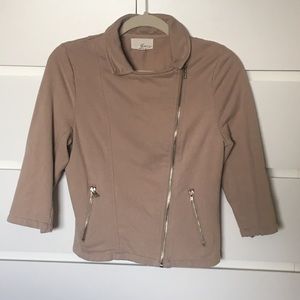 Zipper coat 3/4 sleeves.