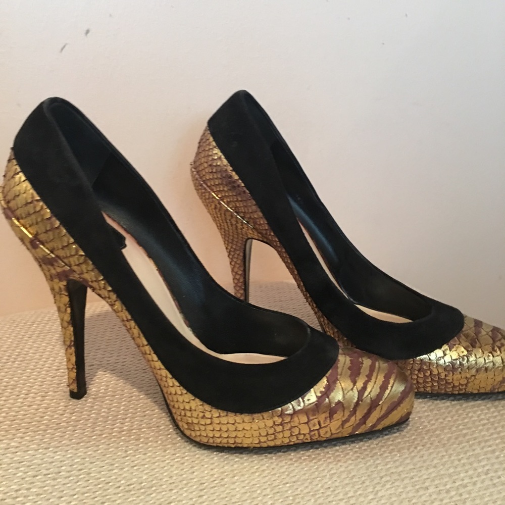 Woman's Shoes - Picture 3 of 4