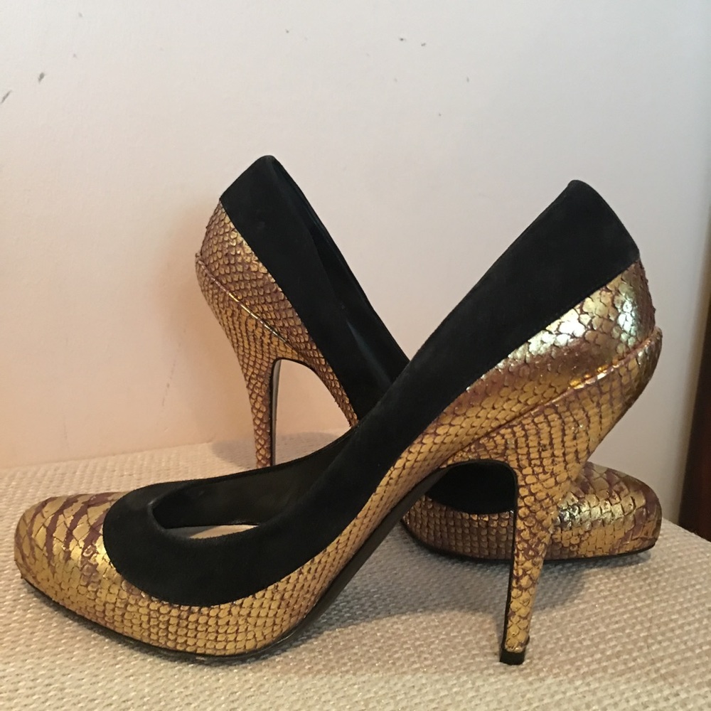 Woman's Shoes - Picture 1 of 4