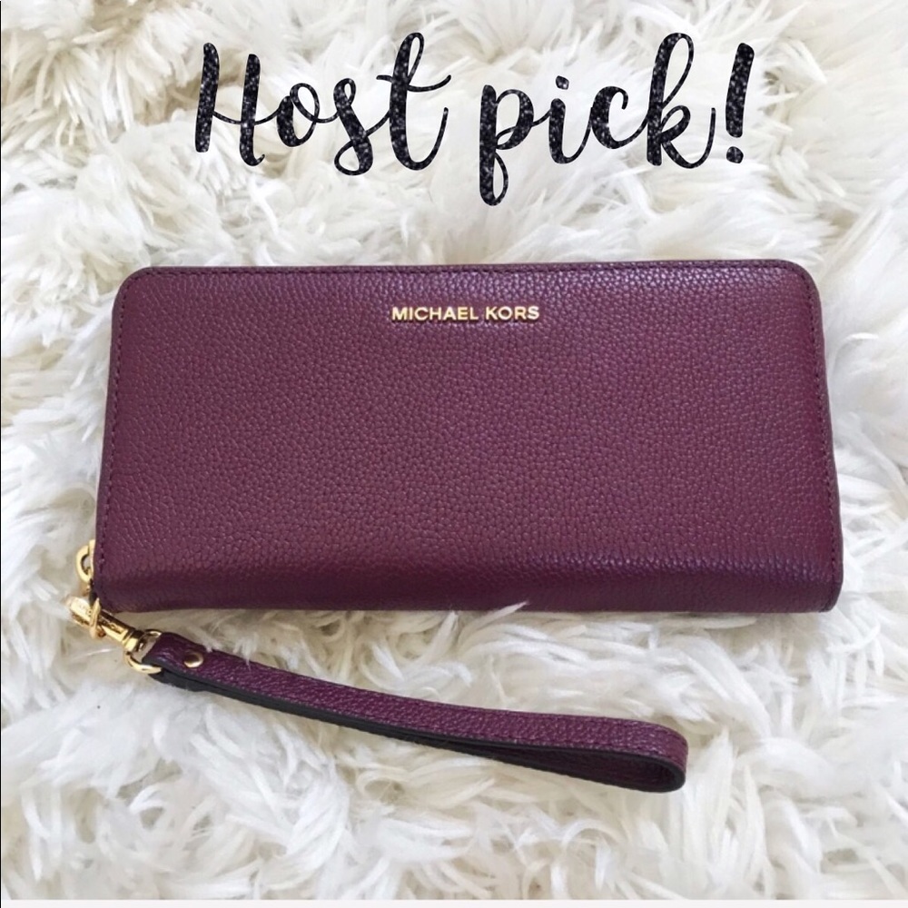 ⭐️HP⭐️🍷Plum Continental Michael Kors Wallet🍷
