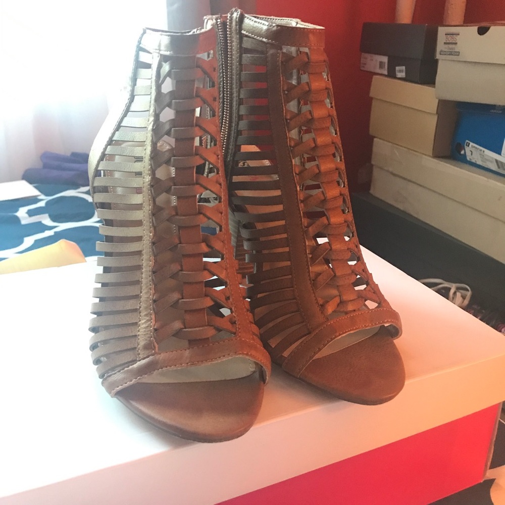 Cognac shoes with chunky heel