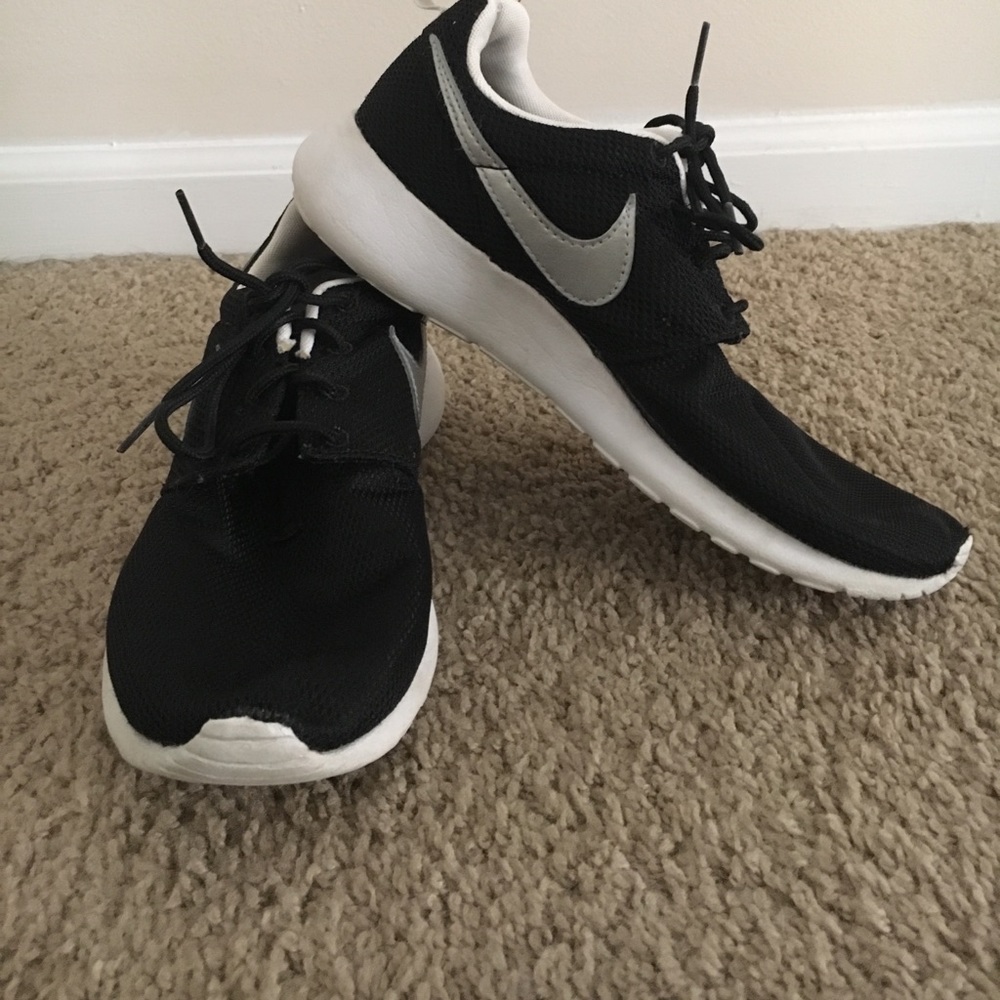 Black Nike Roshe