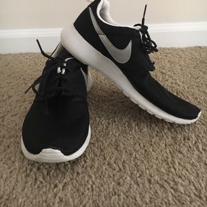 Black Nike Roshe