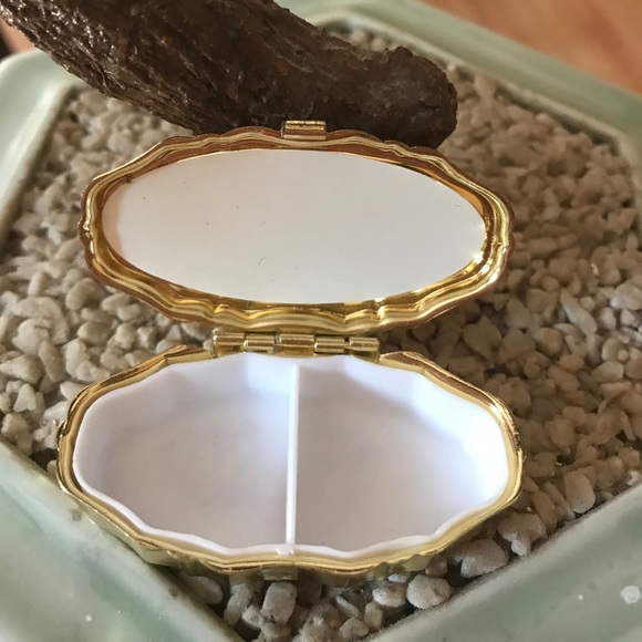 Vintage multnomah Falls Oregon pill box - Picture 2 of 3