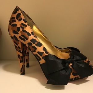 Paris Hilton cheetah heels size 7