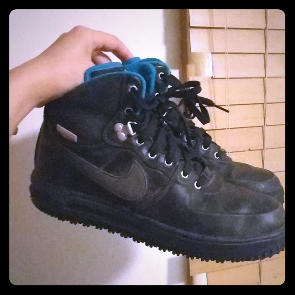 Rare! Nike duck boot sneakers in black/blue trim!
