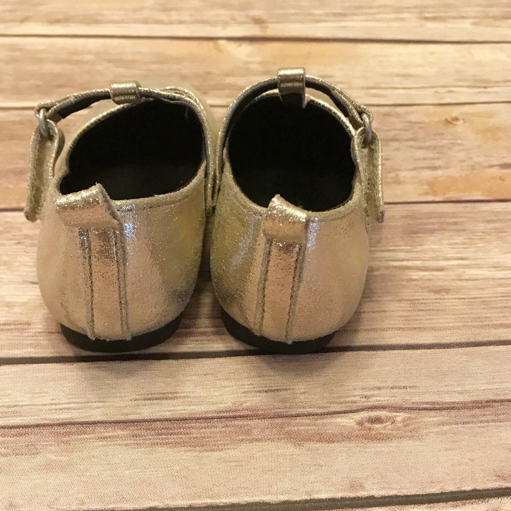 Crazy 8 Metallic Gold T-strap shoes - Picture 4 of 7