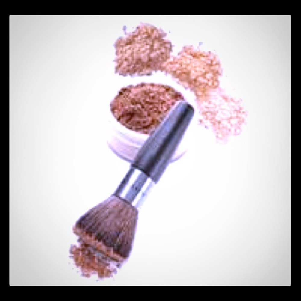 Mary Kay mineral foundation brush with clear case