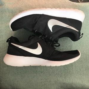 *SOLD* Black and white nike roshe