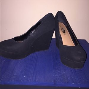 Black wedges