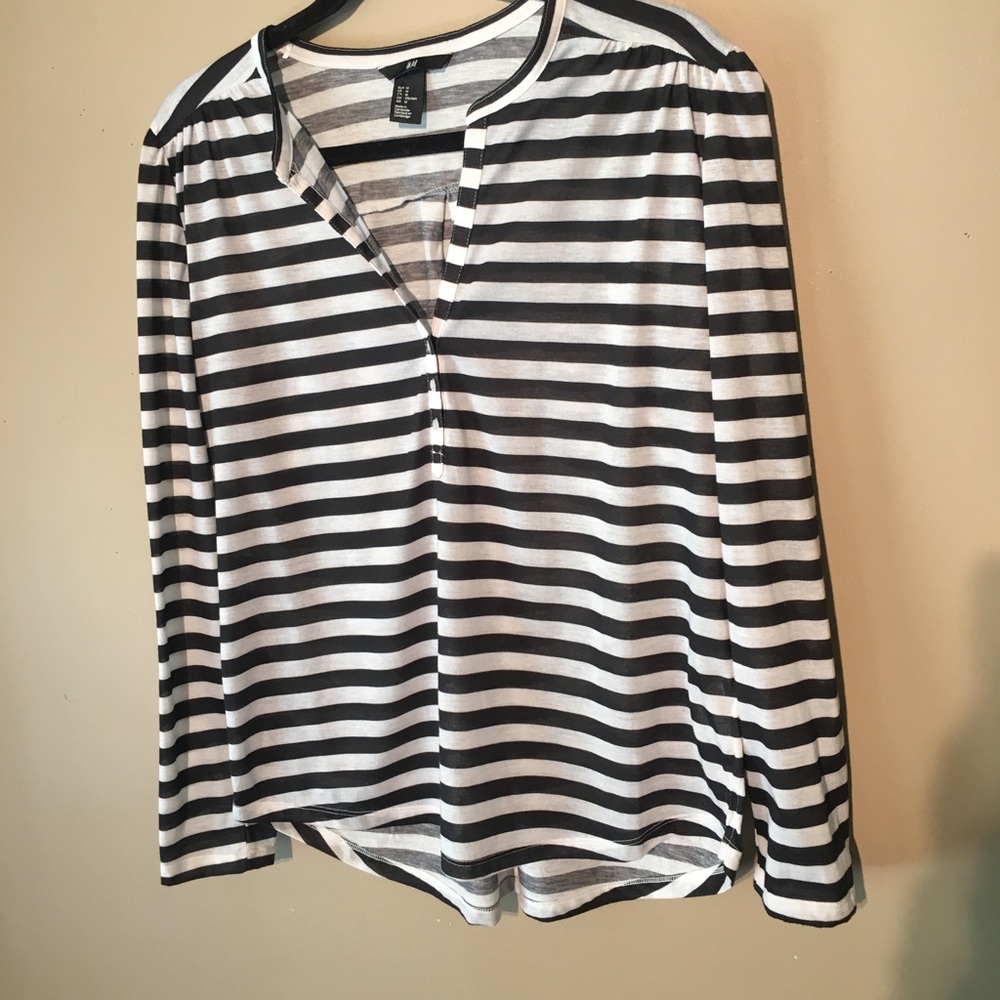 🎈Black and white striped H & M open v-neck Henley