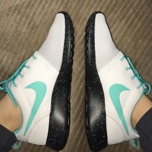 NWOT NIKE ID ROSHE