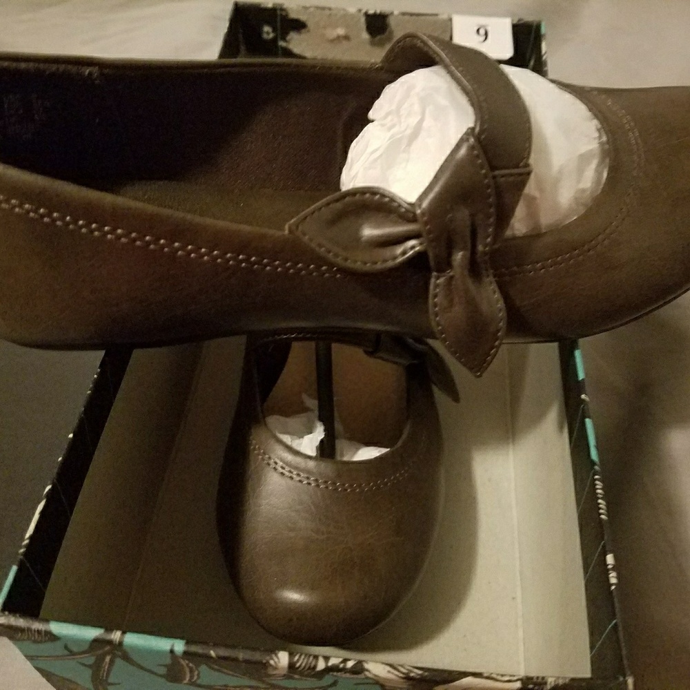 Never worn, copper/ bronze flats