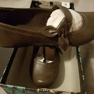 Never worn, copper/ bronze flats Never worn, copper/ bronze flats