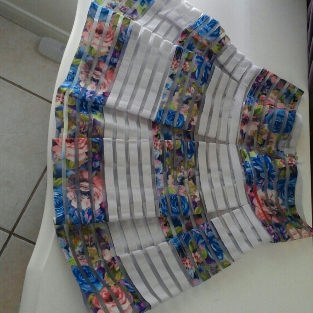 Floral skirt sz M (looks S)