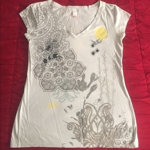 Lucy Activewear Screenprint V-Neck Tee